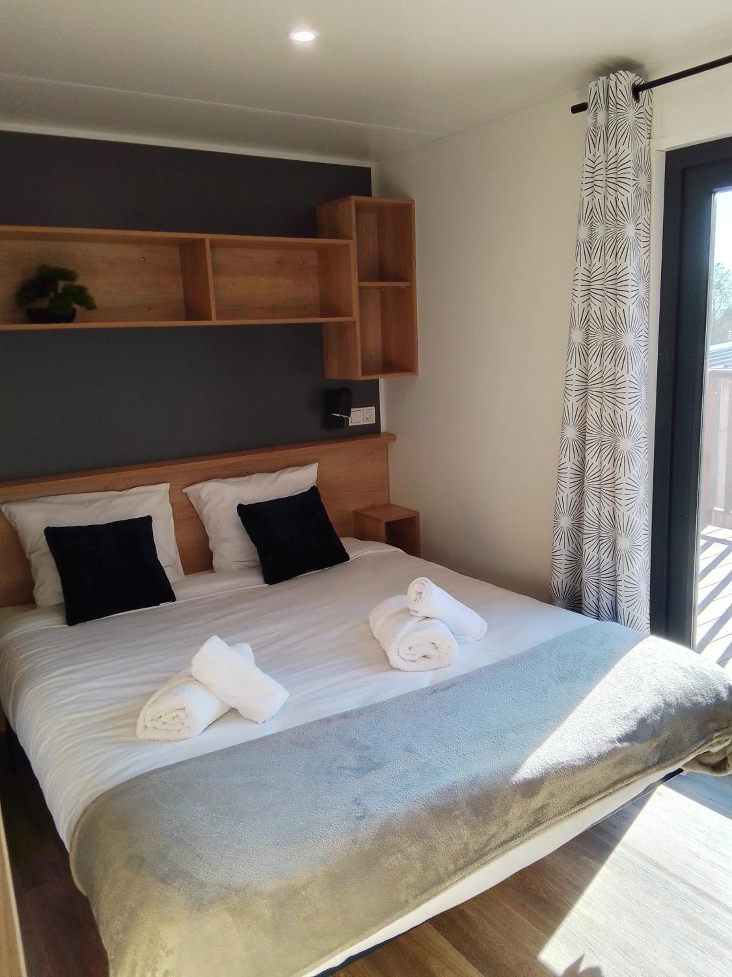 Camping Les Lodges Du Lagon Calvisson Bagian luar foto