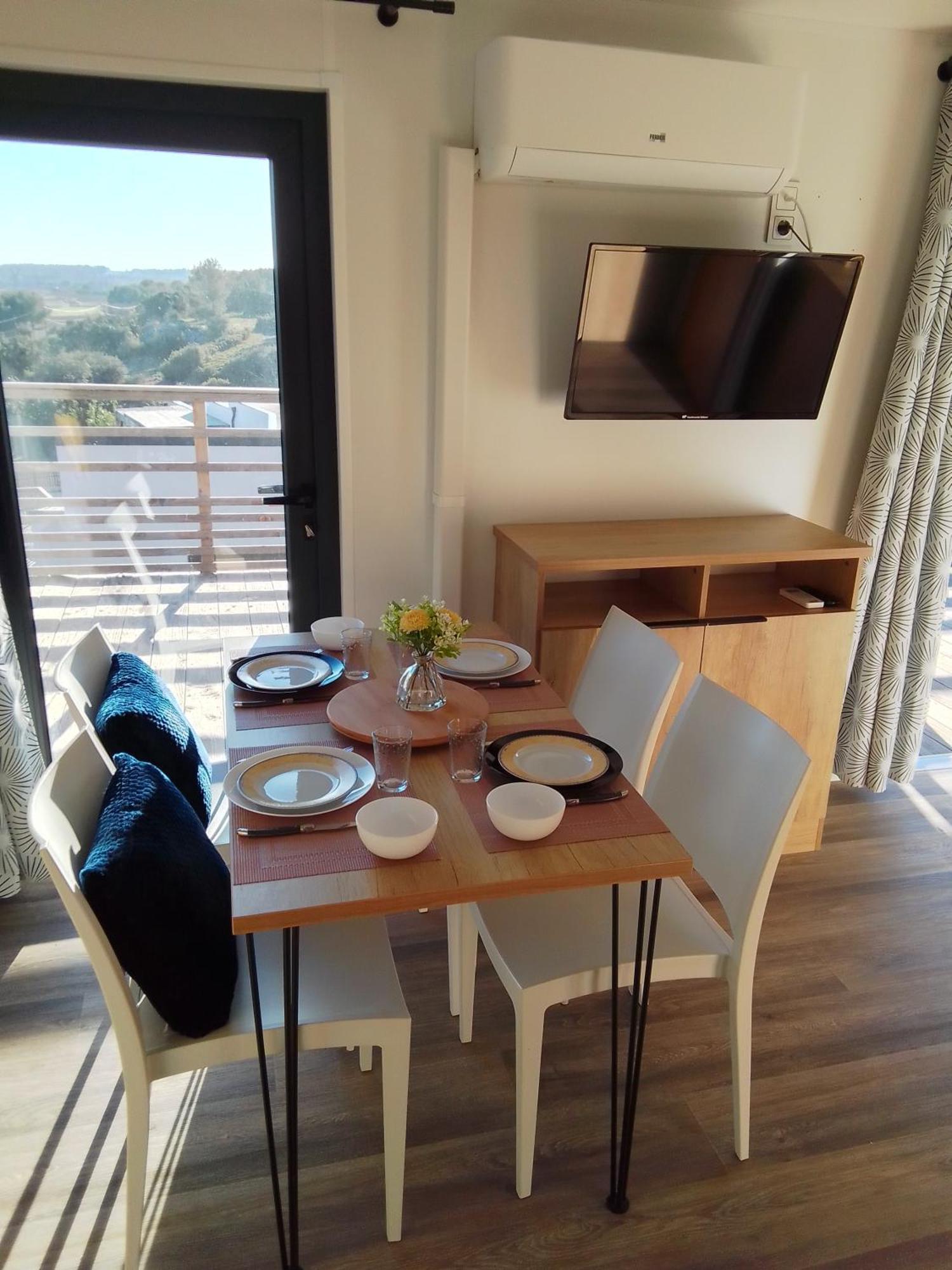 Camping Les Lodges Du Lagon Calvisson Bagian luar foto