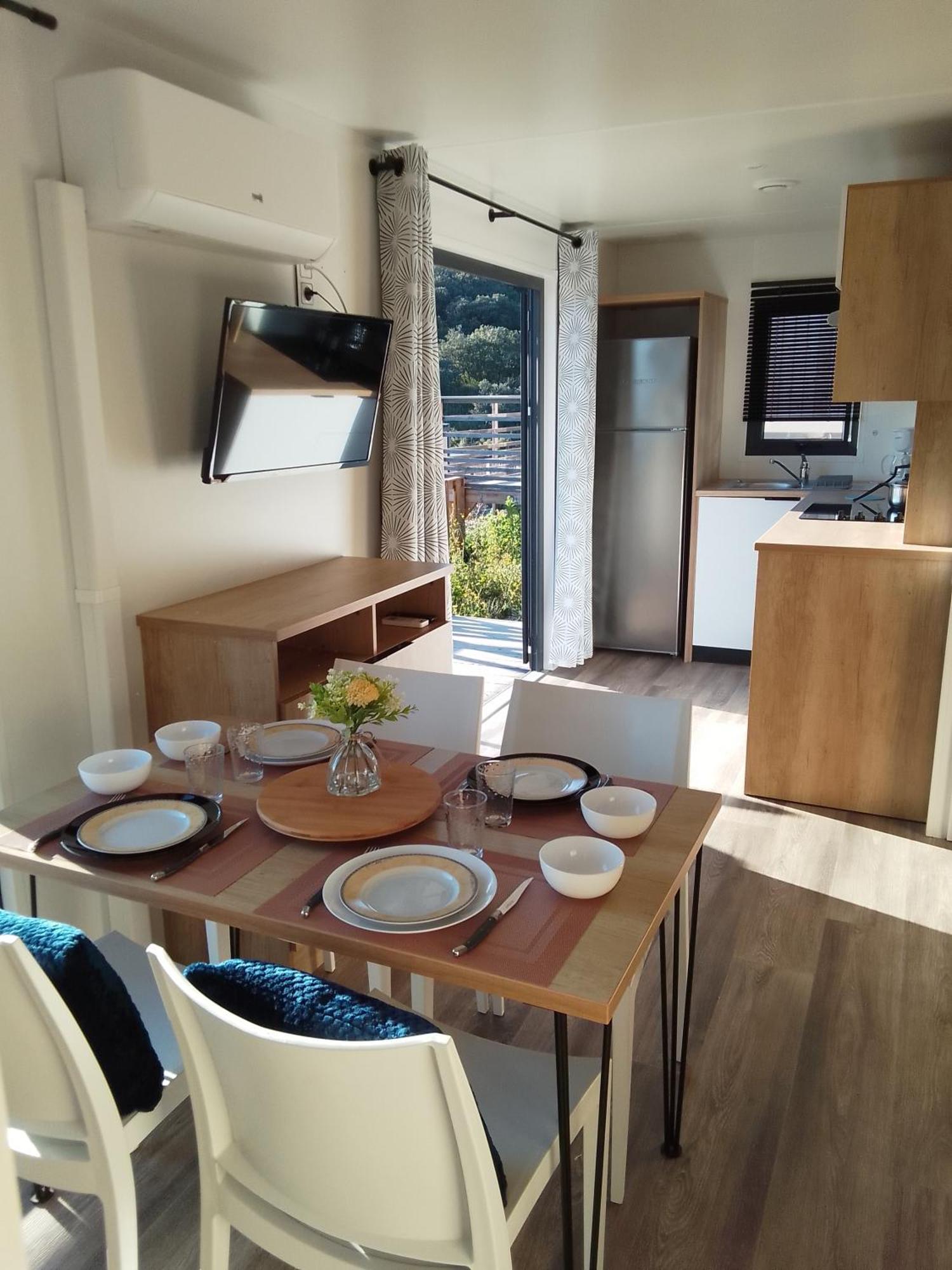 Camping Les Lodges Du Lagon Calvisson Bagian luar foto